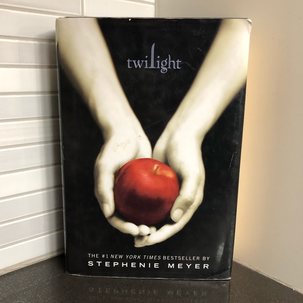 🧛 Twilight hardcover by Stephanie Meyer